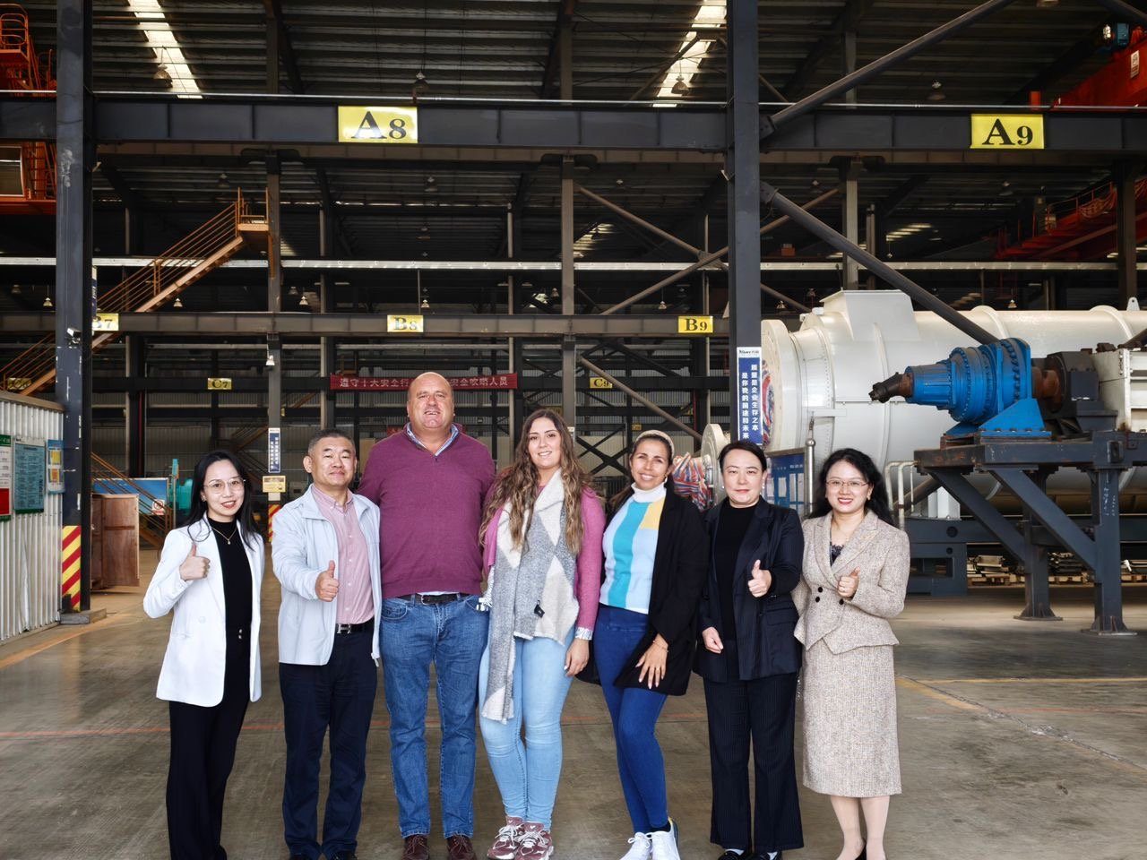Equipo de AEC Global con el equipo de una fábrica durante una visita presencial