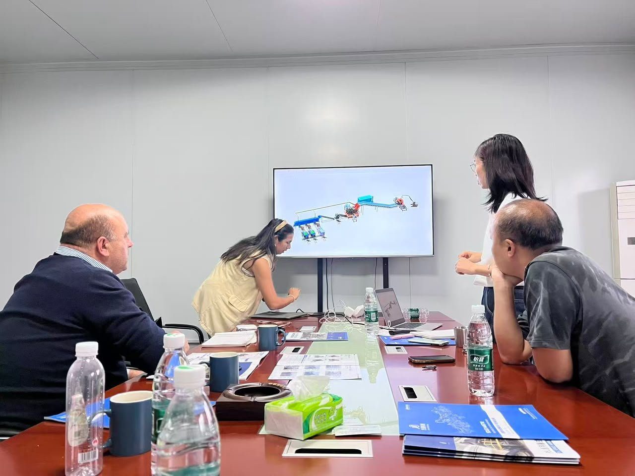 Reunión de coordinación con documentos de pedido y exportación sobre la mesa