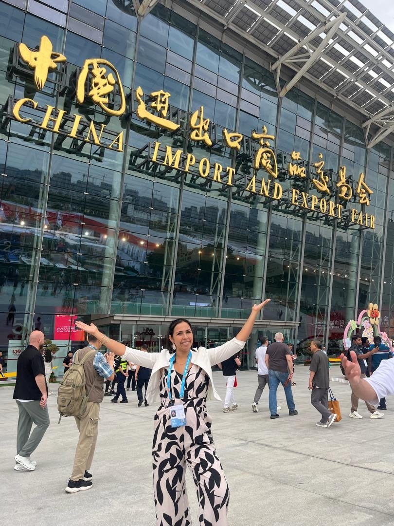 Maria Carolina vor dem Eingang der China Import and Export Fair in Guangzhou