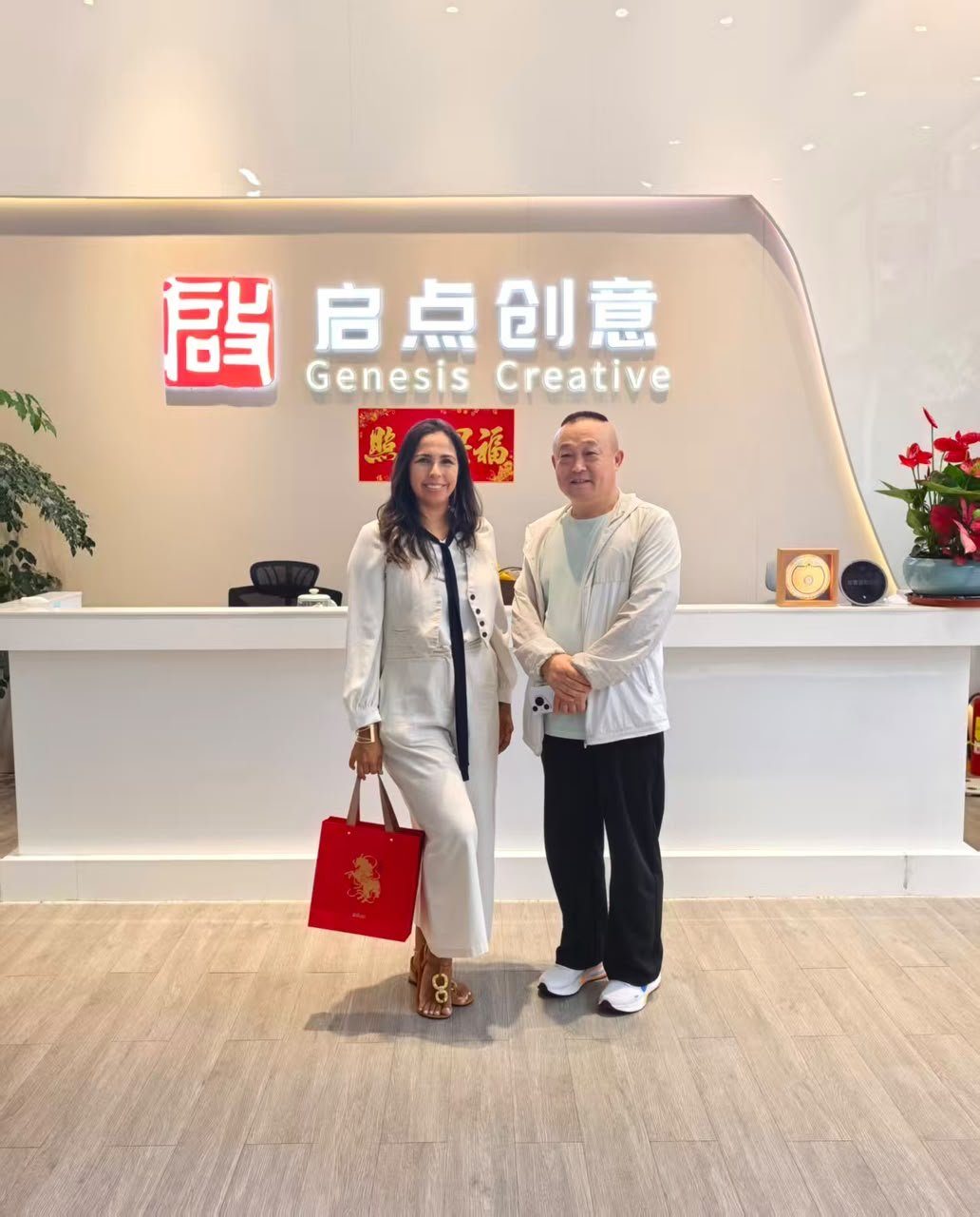Maria Carolina mit einem Fabrikinhaber in dessen Büro in China